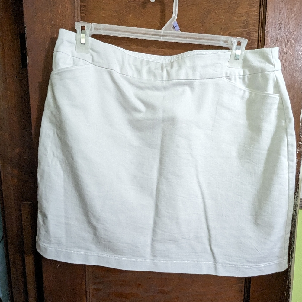 NWOT Size 16 Croft and Barrow White Effortless Stretch Skort